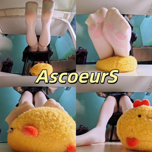 A-22 JK猫爪白丝无意识踩桌下玩偶