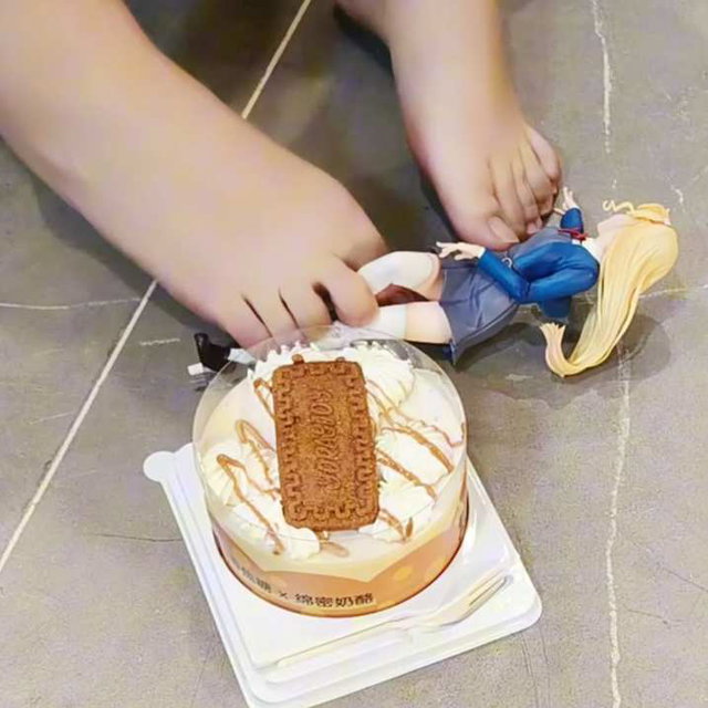 模特佳佳踩手办与蛋糕